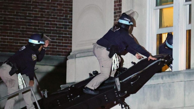 Hundreds of police officers raid Columbia University in New York