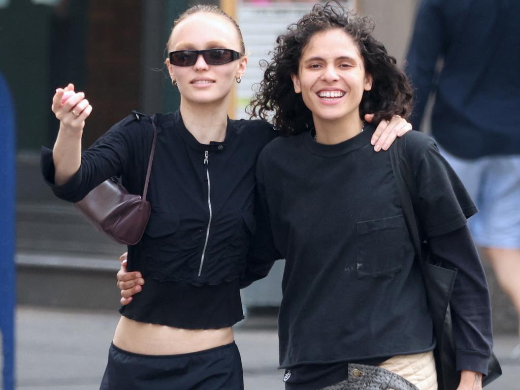 LilyRose Depp’s extreme PDA with girlfriend 070 Shake Photos Gold