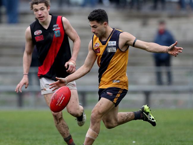 Daniel Mammoliti sends Strathmore forward on Sunday. Picture: Mark Dadswell