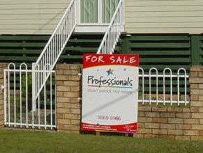 ##NOT FOR EDITORIAL USE - COPYRIGHTED FOR ADVERTORIAL USE ONLY## House at Wharf St, Shorncliffe for sale - houses exterior r/e sept 2006 sign Professionals on fence signs