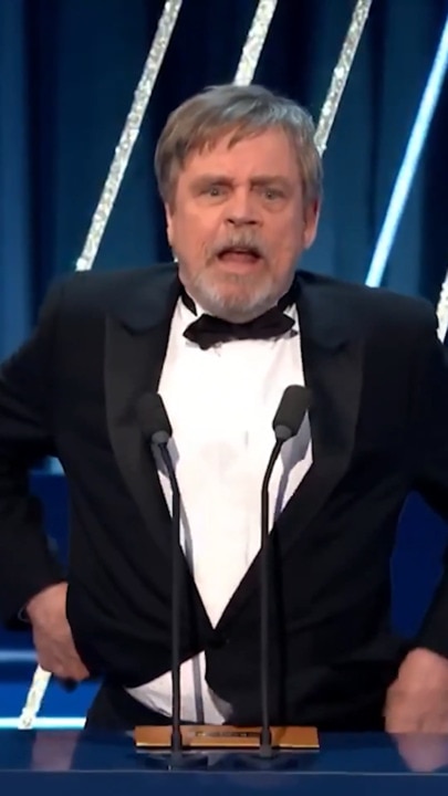 Mark Hamill's pants fall down at the BAFTAs