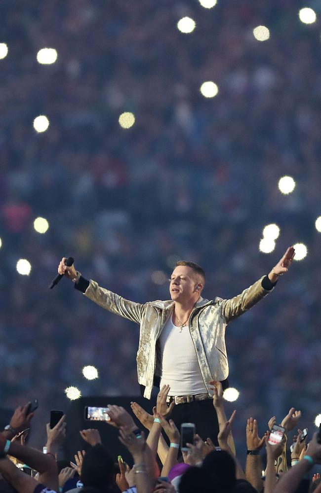 Rapper Macklemore unites the footy crowd behind Same Love for marriage equality in 2017. Picture: Getty.