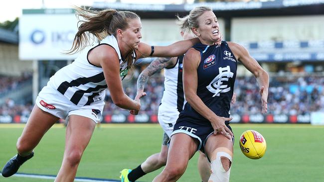 Pie Ruby Schleicher tackles Carlton’s Katie Loynes on Friday night. Pic: Getty Images