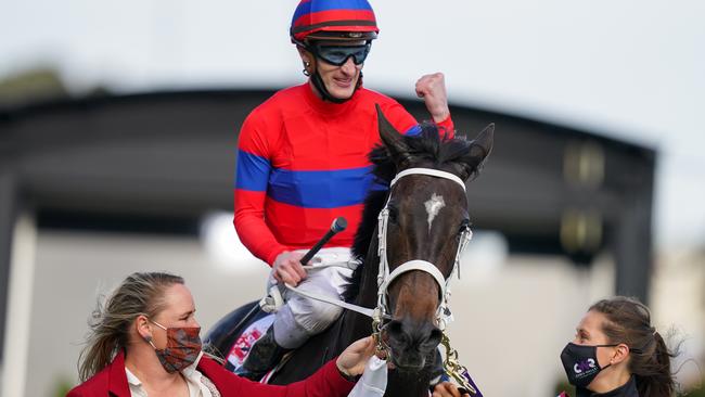 A buoyant Zahra returns to the mounting yard on Verry Elleegant.