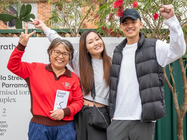 The Daily Telegraph Saturday 12 October 2024Hot AuctionKathy fu Anna Yang and Andy Yang win at an auction held today at 86 Isabella st North Parramatta. Picture Thomas Lisson