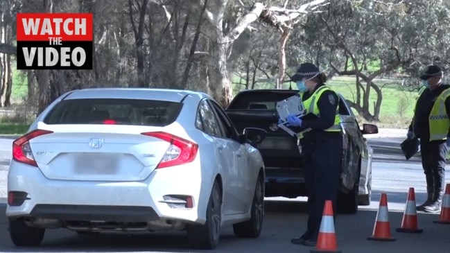 SA Police check motorists on the SA-Victorian border