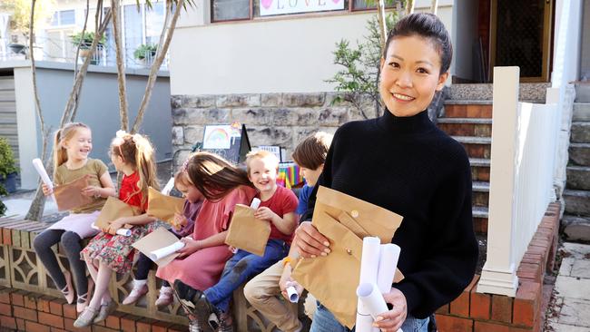 Yolanda Wong has been handing out free craft kits to kids. Pictured from left: Adeline Hall, 7, Aurelia Marian, 6, Sylvie Hall, 2, Jemimah Hall, 9, Elliot Hall, 5 and Julian Marian, 10. Picture: Tim Hunter