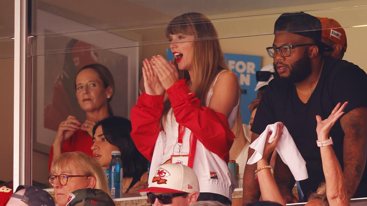 Football fans react to Taylor Swift and Travis Kelce