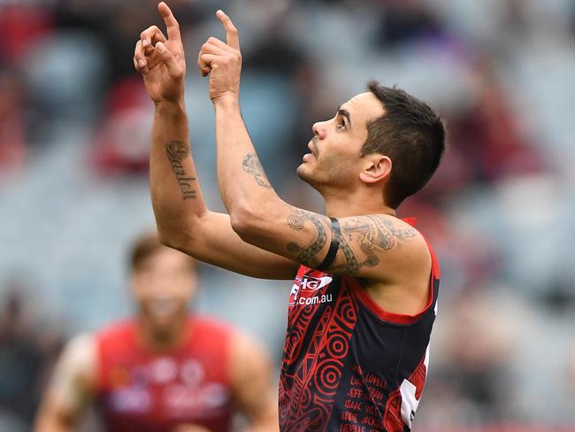 Jeff Garlett points to the sky after kicking a goal.