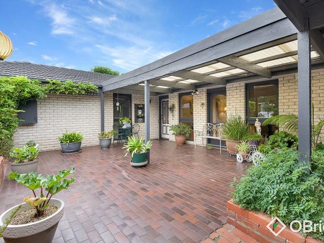 10-11 Timbertop Court, Frankston North - for herald sun real estate