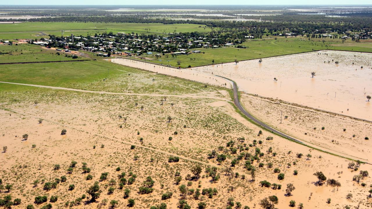 A flood levee protects the Queensland town of Dirranbandi in 2013.