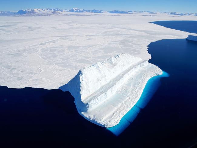 (FILES) This file NASA image released on December 20, 2017 and acquired on November 29, 2017 by Operation IceBridge during a flight to Victoria Land, shows an iceberg floating in Antarctica's McMurdo Sound. - Global warming is melting ice in Antarctica faster than ever before -- about six times more per year now than 40 years ago -- leading to increasingly high sea levels worldwide, scientists warned on January 14, 2019. Already, Antarctic melting has raised global sea levels more than half an inch (1.4 centimeters) between 1979 and 2017, said the report in the Proceedings of the National Academy of Sciences (PNAS), a peer-reviewed US journal. (Photo by Chris LARSEN / NASA / AFP) / RESTRICTED TO EDITORIAL USE - MANDATORY CREDIT "AFP PHOTO / NASA/CHRIS LARSEN/HANDOUT" - NO MARKETING NO ADVERTISING CAMPAIGNS - DISTRIBUTED AS A SERVICE TO CLIENTS