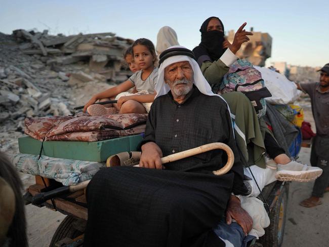 TOPSHOT - Displaced Palestinians leave an area in east Khan Yunis after the Israeli army issued a new evacuation order for parts of the city and Rafah, in the southern Gaza Strip on July 1, 2024, amid the ongoing conflict between Israel and the Palestinian Hamas militant group. (Photo by Bashar TALEB / AFP)