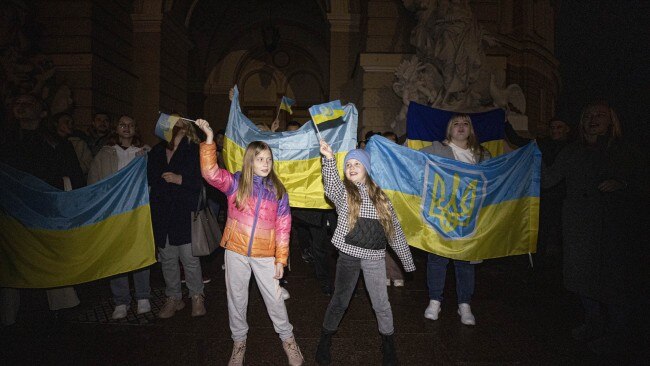 Kherson Residents Give Local Soldiers A Hero’s Welcome And Fly ...