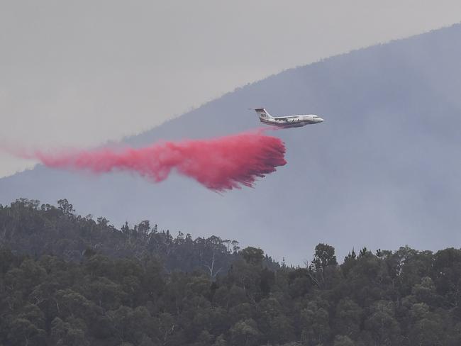 A water bombing aeroplane drops fire retardant at the Pierces Creek fire near Canberra, Friday, November 2, 2018. Picture: AAP Image/Lukas Coch