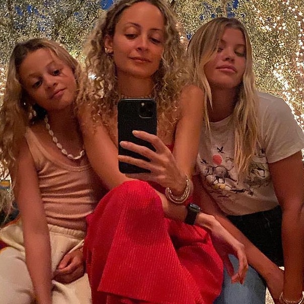 Nicole Richie posts a rare pic with her daughter Harlow, and sister Sofia