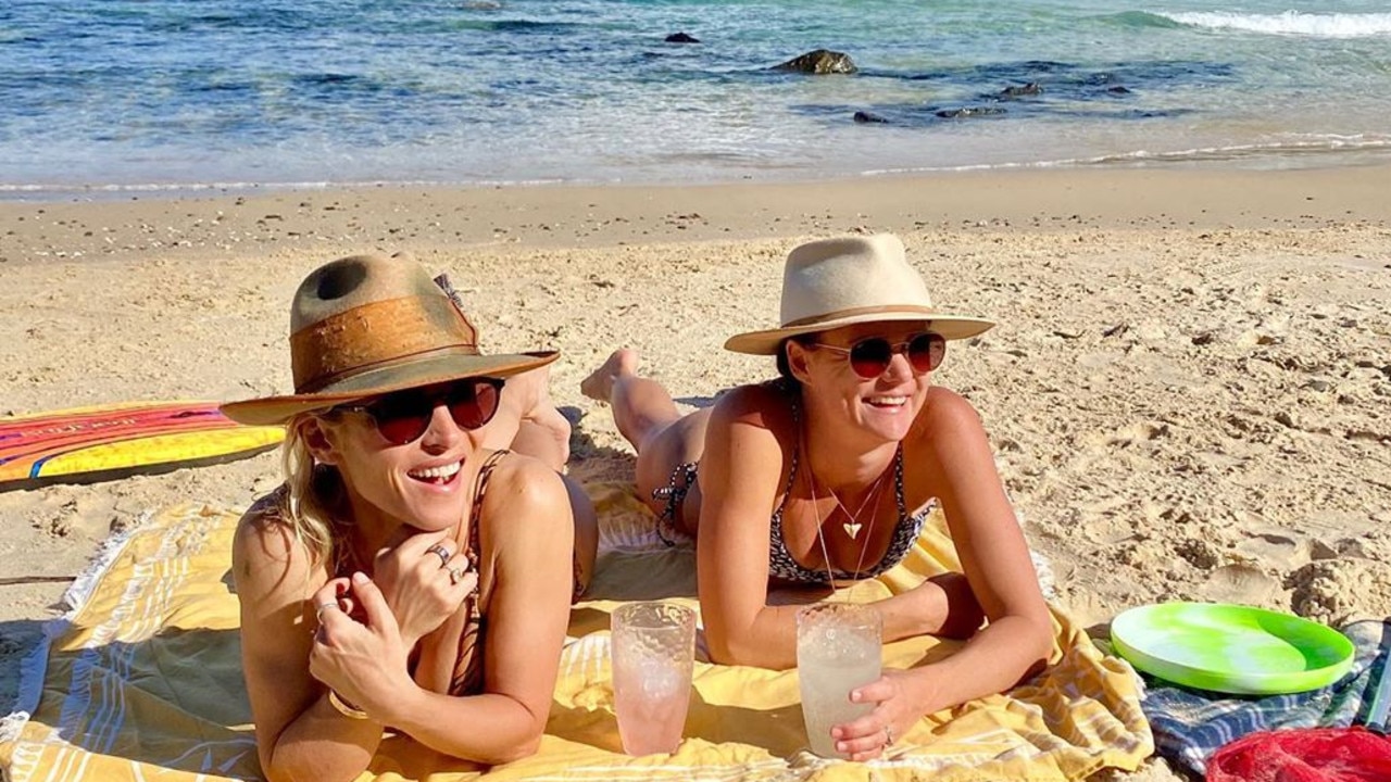 Elsa Pataky (left) and friend April Munro enjoy the sunshine.