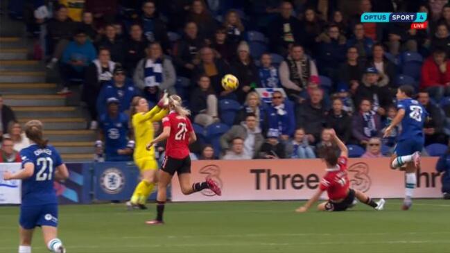 Sam Kerr dinks the keeper with cute chip against Manchester United