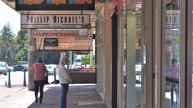 Lismore residents window shop along Molesworth St while wearing masks as many non-essential stores close doors. Credit: Tessa Flemming