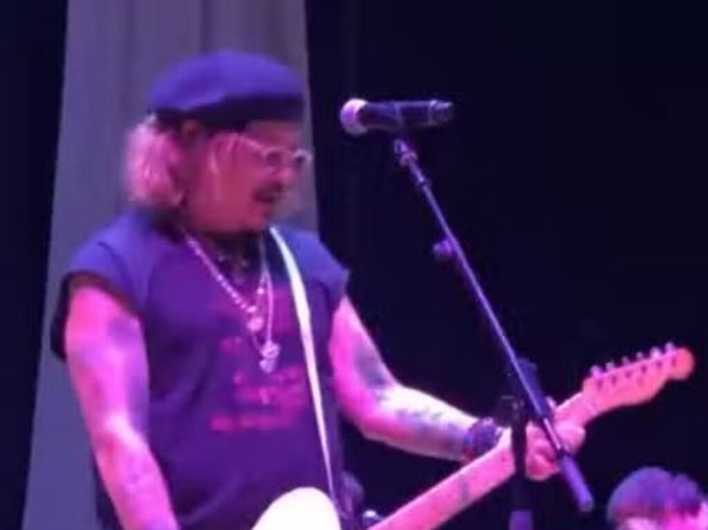 Johnny Depp appeared on stage with Jeff Beck out of the blue.