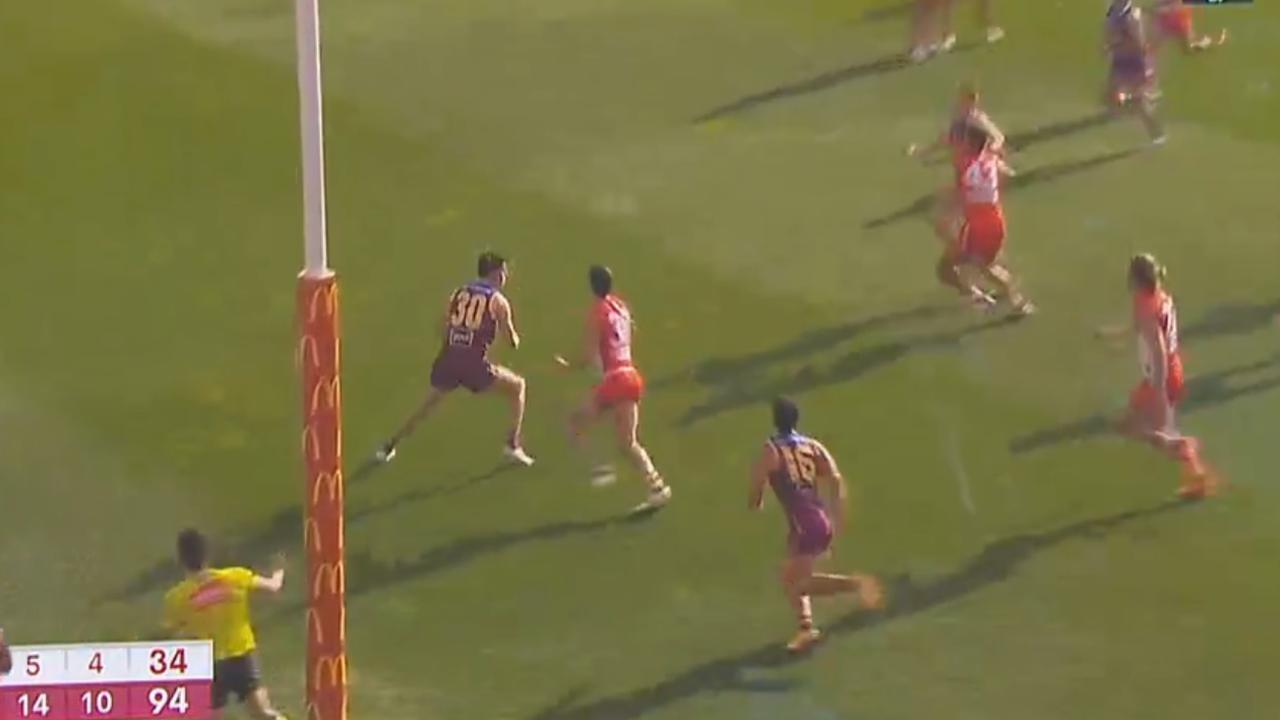 Nick Blakey didn't want to get close to Cam Rayner. Credit: Nine