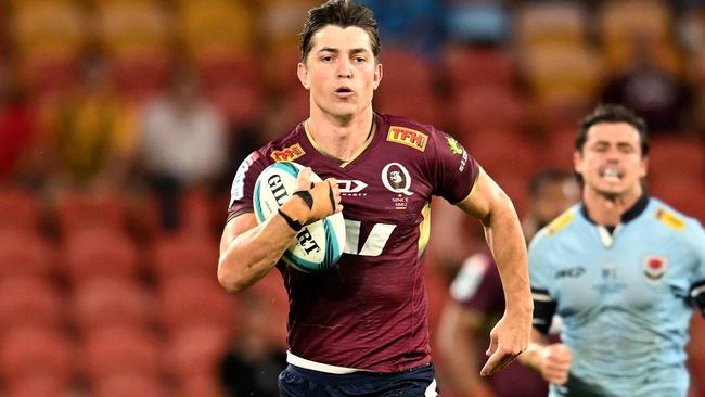 BRISBANE, AUSTRALIA - MARCH 26: Jock Campbell of the Reds breaks away to score a try during the round six Super Rugby Pacific match between the Queensland Reds and the NSW Waratahs at Suncorp Stadium on March 26, 2022 in Brisbane, Australia. (Photo by Dan Peled/Getty Images)