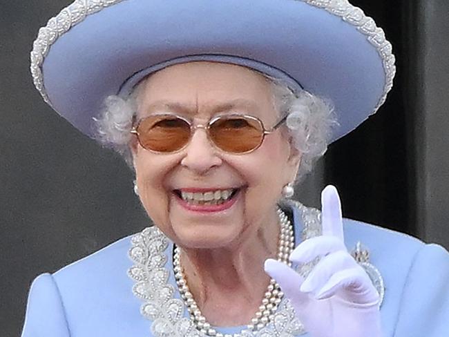 (FILES) In this file photo taken on June 02, 2022 Britain's Queen Elizabeth II (R) stands with Britain's Prince Charles, Prince of Wales to watch a special flypast from Buckingham Palace balcony following the Queen's Birthday Parade, the Trooping the Colour, as part of Queen Elizabeth II's platinum jubilee celebrations, in London. - The doctors of Queen Elizabeth II, 96, are "concerned" about her health and "have recommended that she be placed under medical supervision" at her castle in Balmoral, Scotland, Buckingham Palace said on September 8, 2022. "Following a further assessment this morning, the Queen's doctors are concerned for Her Majesty's health and have recommended that she remains under medical supervision. The Queen continues to be comfortable and at Balmoral," the palace said in a brief statement. (Photo by Daniel LEAL / AFP)