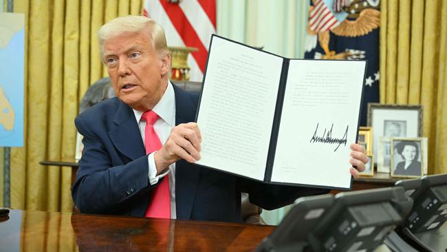 US President Donald Trump signs an executive order in the Oval Office of the White House on March 6, 2025. Photo: AFP