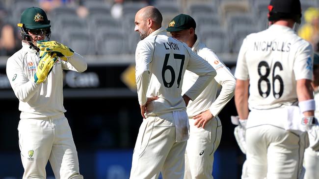 Tim Paine successfully calls for a DRS Challenge for LBW on Tom Latham on day 4 at the MCG.