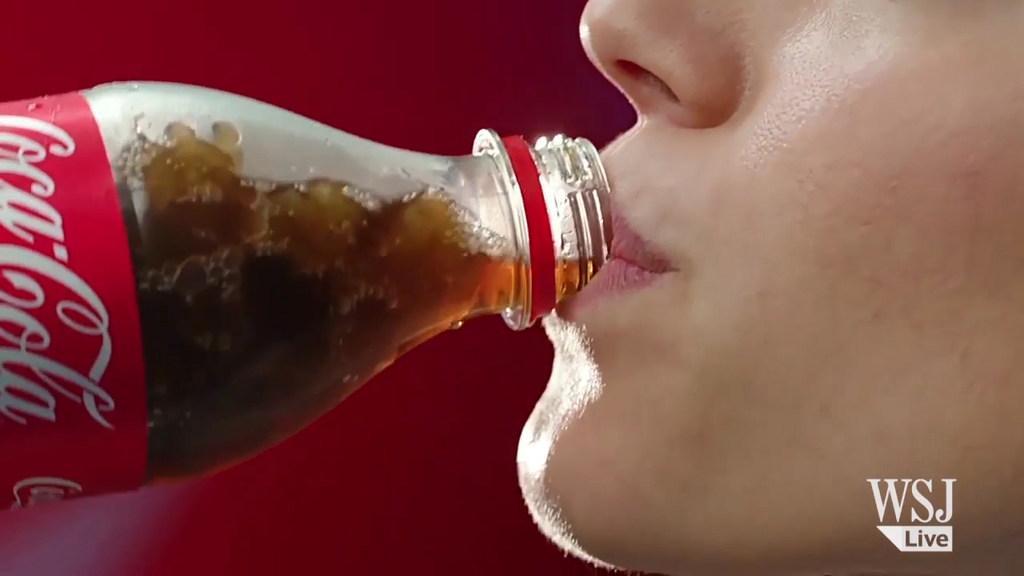 Drinking coke транскрипция. Coca Cola пьет. Кока кола от тли. Drinking Coke 3 класс. Кока кола против рвоты.