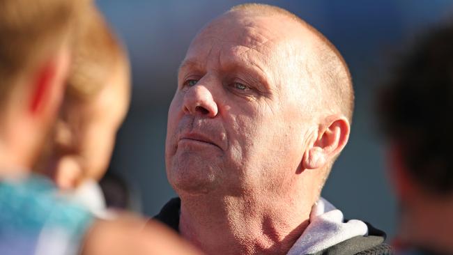 Ken Hinkley talks to his players during their clash against the Hawks. Picture: Getty Images