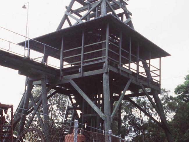 Replice Mine Headframe of the No 2 Great South Eastern Gold Mine at Gympie & District Gold Mining & Historical Museum. mining history tourism travel 1997.