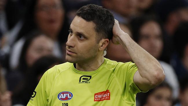 NCA. MELBOURNE, AUSTRALIA. August 25,   2024. AFL Round 24. Carlton vs St Kilda at Marvel Stadium.  Goal umpire subbed out after being hit with a bottle thrown from the crowd 2nd qtr     . Pic: Michael Klein