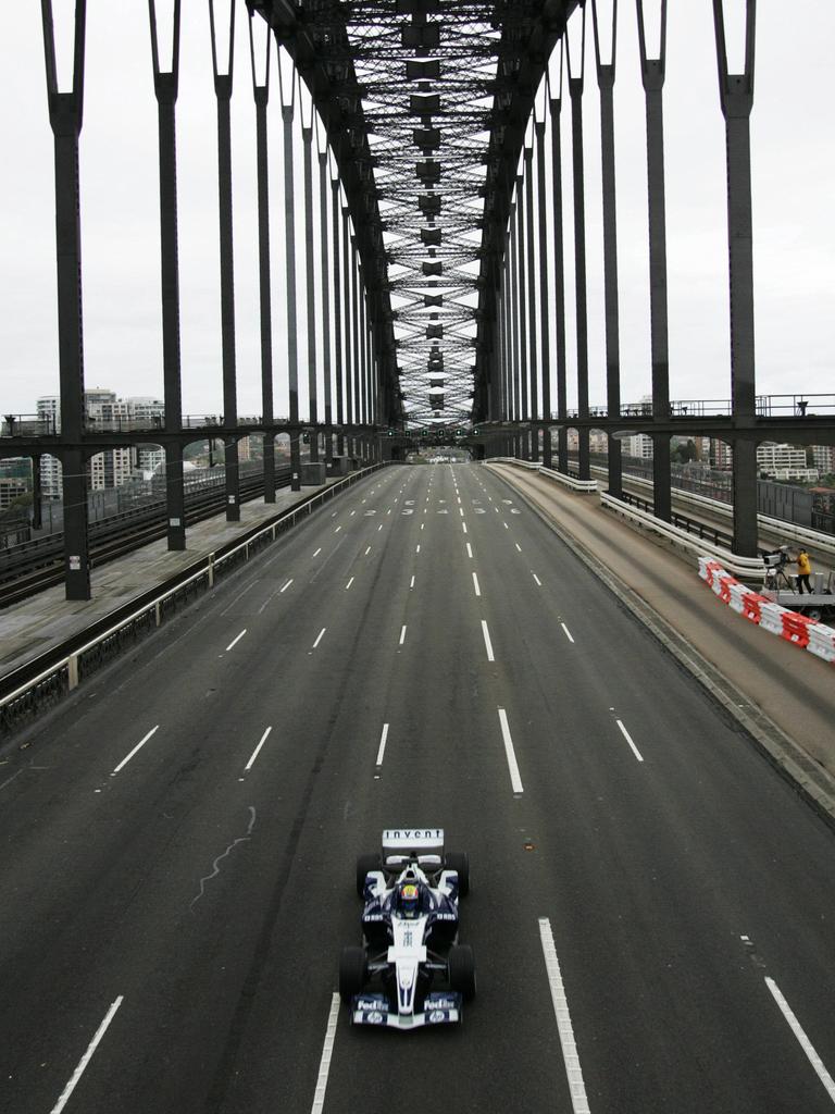 Mark Webber mengendarai Williams-BMW-nya melintasi Harbour Bridge dalam aksi promosi 2005.