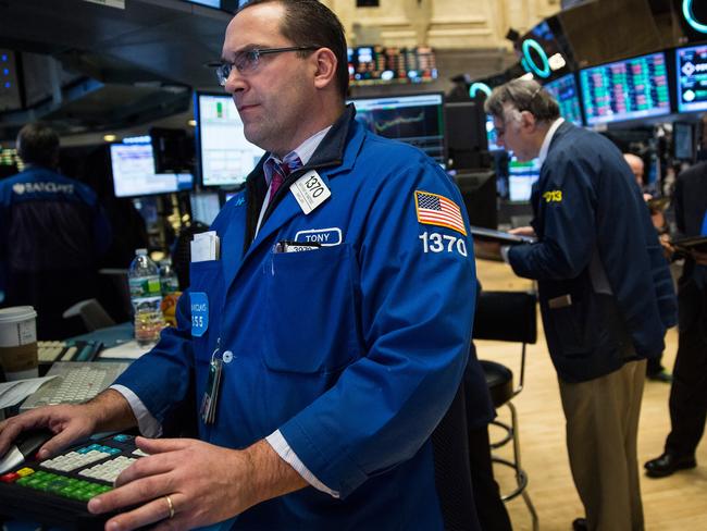 NEW YORK, NY - JANUARY 29: Traders work on the floor of the New York Stock Exchange on January 29, 2016 in New York City. The Dow Jones Industrial Average rose more than 390 points today. Andrew Burton/Getty Images/AFP == FOR NEWSPAPERS, INTERNET, TELCOS & TELEVISION USE ONLY ==