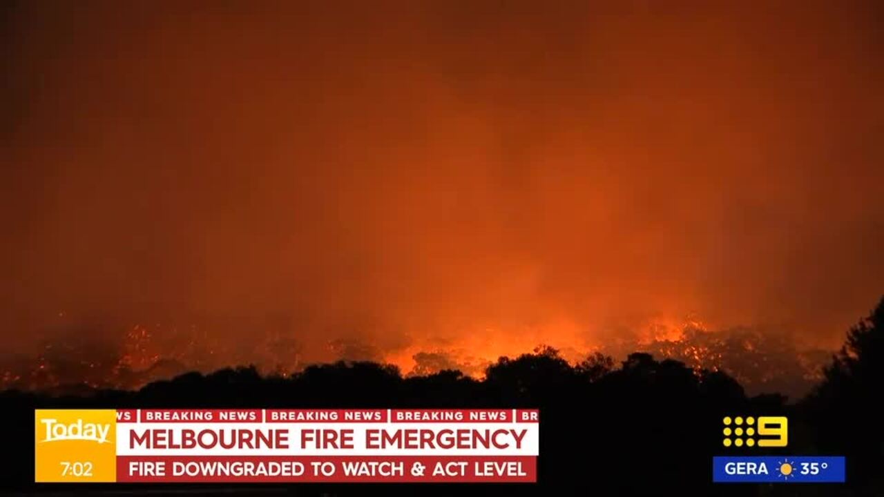 Residents in Melbourne's east evacuated as out-of-control bushfire burns near homes