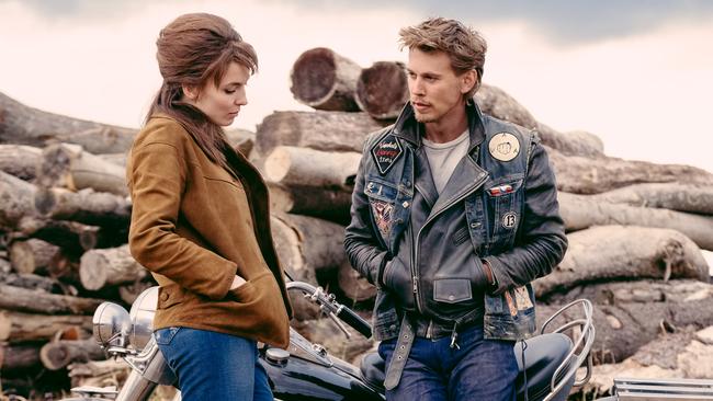 (L to R) Jodie Comer as Kathy and Austin Butler as Benny in director Jeff Nichols' THE BIKERIDERS, a Focus Features release. Credit: Kyle Kaplan/Focus Features. © 2024 Focus Features. All Rights Reserved.