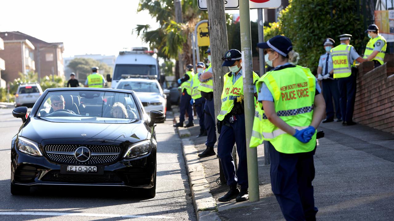 Police doing Covid compliance checks on Coogee Bay Road in Coogee. Picture: NCA NewsWire / Damian Shaw