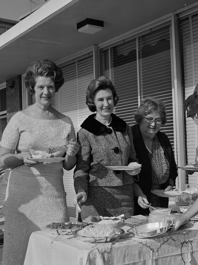 Black &amp; White Committee at Rushcutters Bay, making paper gardenias in 1963. Picture: Alec Iverson.