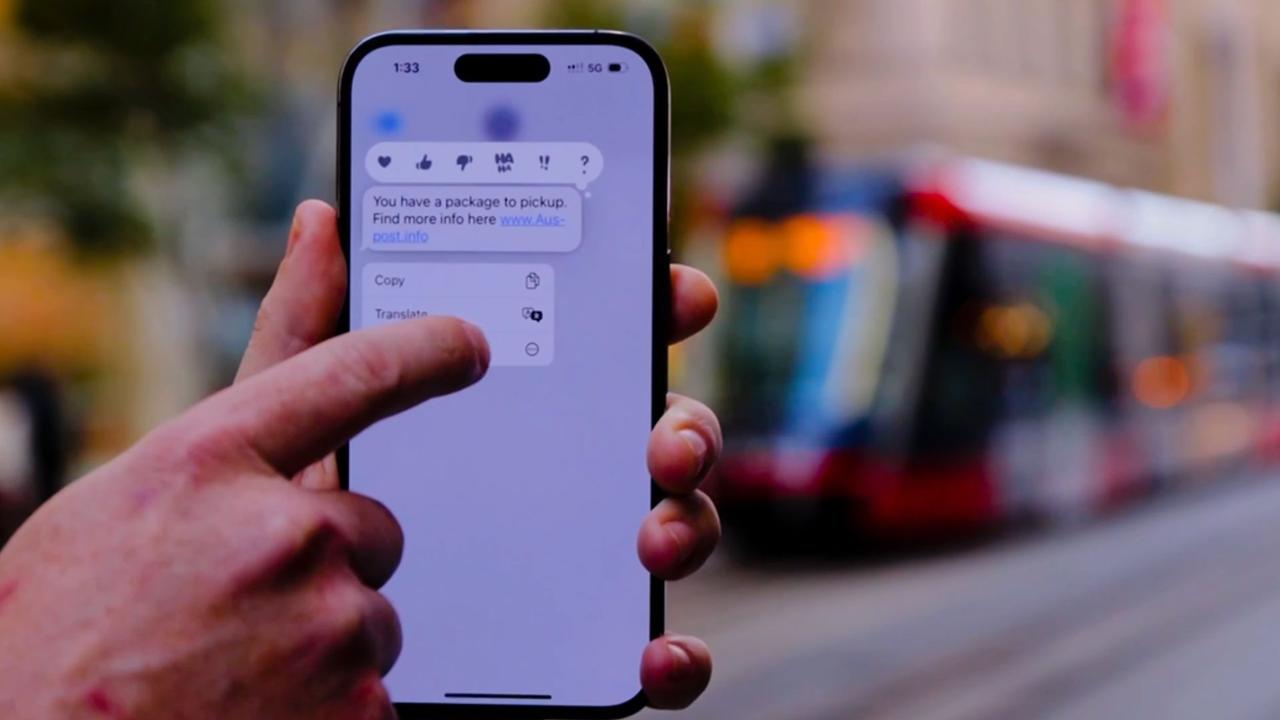 Người dùng Apple và Android có thể nhấn và giữ các tin nhắn đáng ngờ để chuyển tiếp tới '7226' (LỪA ĐẢO).  Ảnh: Được cung cấp / Telstra