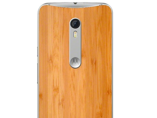 The optional bamboo back of the Moto X Style handset