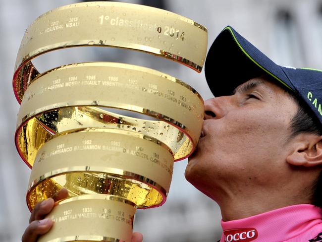 Quintana kisses the trophy. Picture: Marco Alpozzi