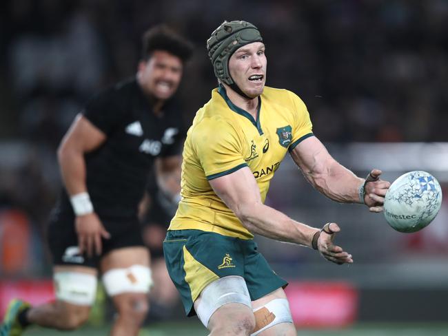 AUCKLAND, NEW ZEALAND - AUGUST 25: David Pocock of the Australian Wallabies offloads  during The Rugby Championship game between the New Zealand All Blacks and the Australia Wallabies at Eden Park on August 25, 2018 in Auckland, New Zealand.  (Photo by Phil Walter/Getty Images)