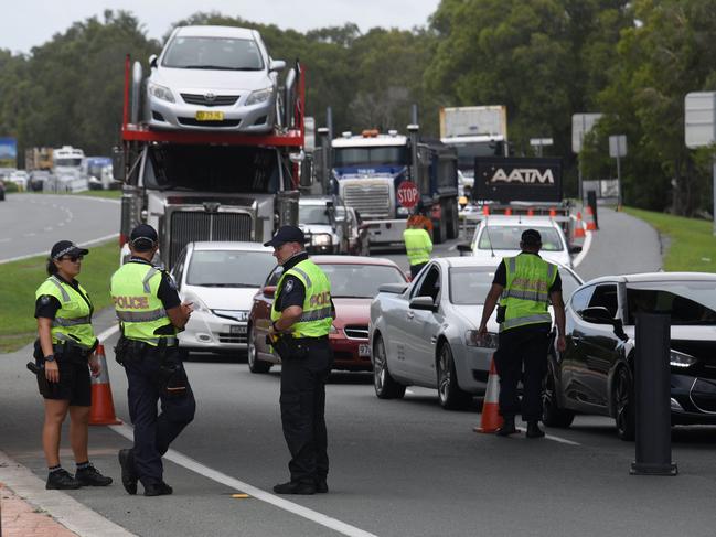 GOLD COAST, AUSTRALIA - NewsWire Photos DECEMBER 18 2020: Police setup a new border control point on Stuart street at the NSW and Queensland border as as the coronavirus cluster on Sydney's northern beaches causes chaos ahead of Christmas. Picture: NCA NewsWire / Steve HollandPicture: NCA NewsWire / Steve Holland