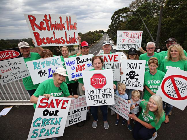 The Beaches Link plan has split local opinion. Parents of Balgowlah Boys’ High students, and neighbouring residents, protesting against the proposal outside the school on Sydney Rd Balgowlah. AAP/Adam Yip