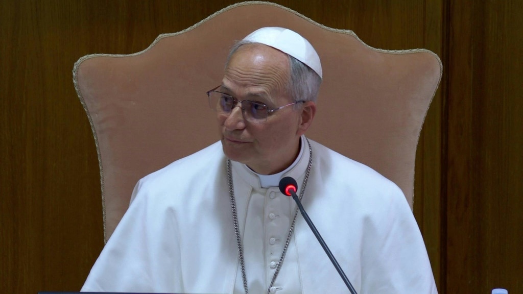 Leo XIV, new pope and ‘humble servant of God’, visits Francis’s tomb
