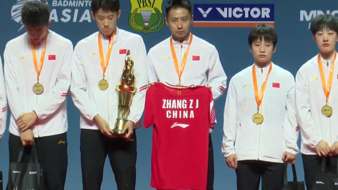 The Chinese team honoured Zhang Zhijie during the ceremony. Photo: Twitter, Wide Awake Media.