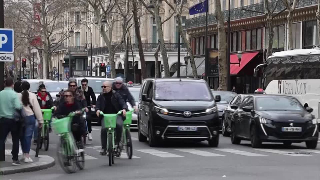 Parisians vote in referendum on pedestrianising 500 city streets