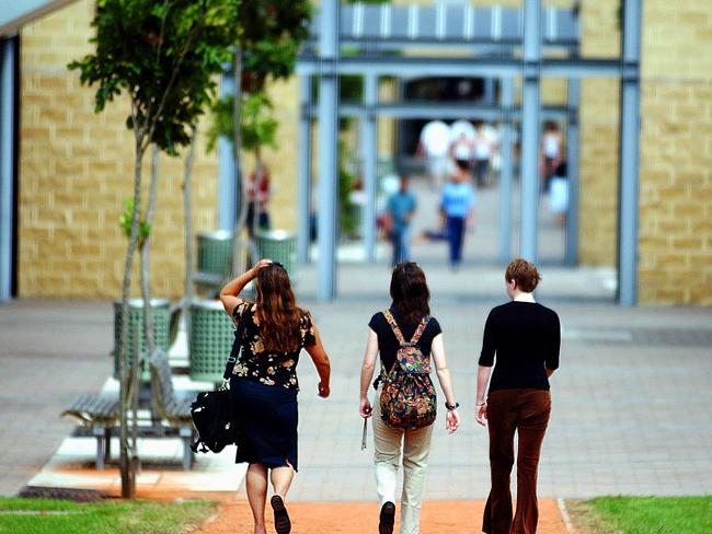 Newcastle University , Ourimbah Campus . Education / Study / University / Tertiary . Generic image . 20/2/03 .  Picture: Troy Snook