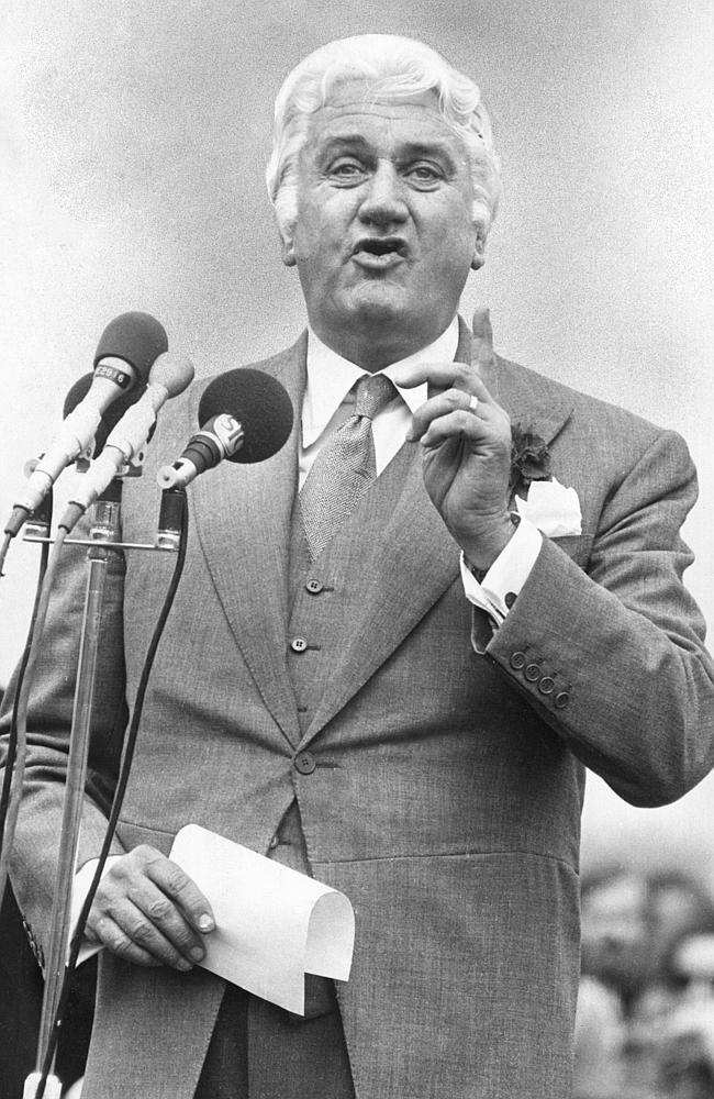 Sir John Kerr makes a point during his controversial presentation speech at the Melbourne Cup.